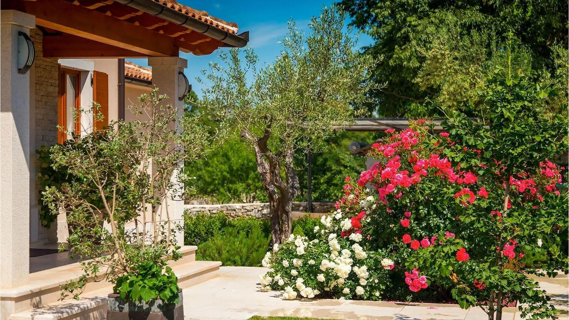 Villa Salambati Smoljanci Holiday home